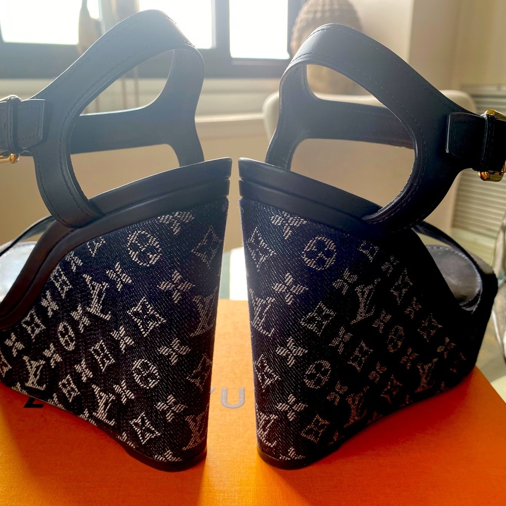 Authentic Louis Vuitton Waterfall Wedge Sandal sz 39 New! Dark Navy Blue Leather - Picture 12 of 16
